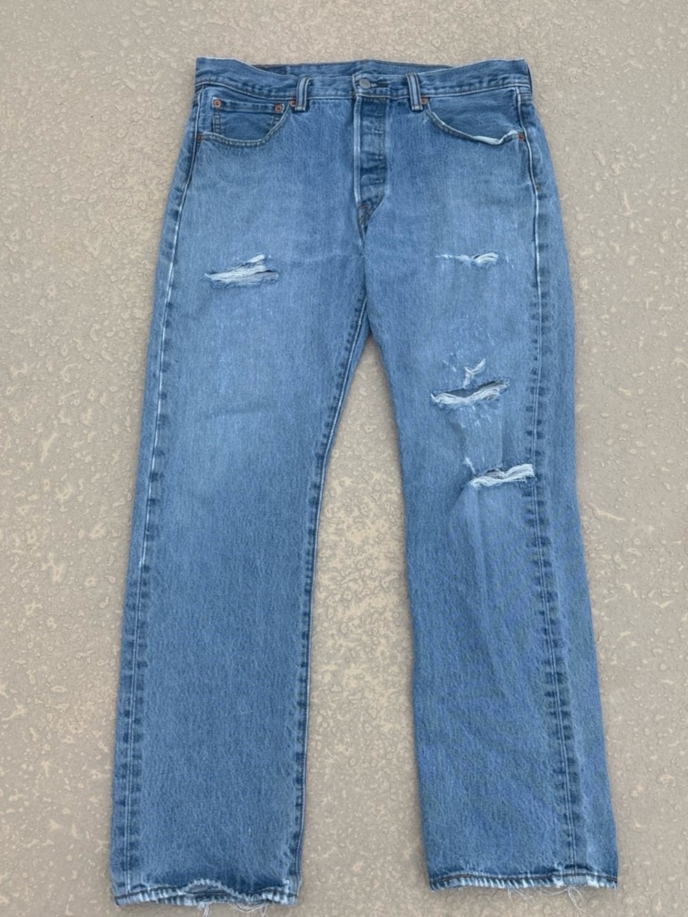 Men’s Levis 501 Light Wash Distressed Jeans Vintage 2000s